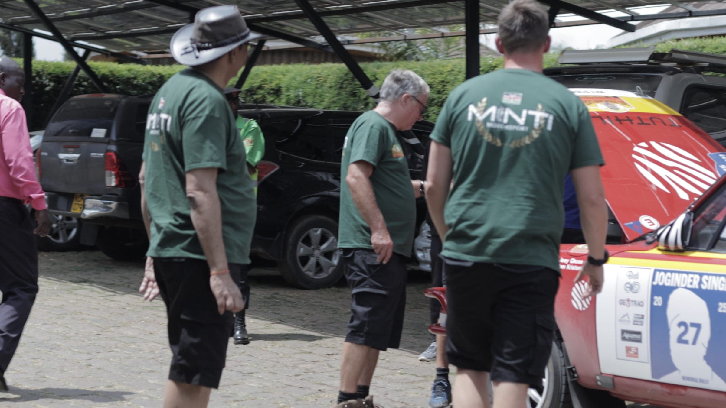 Minti crew in team shirts around the car at service
